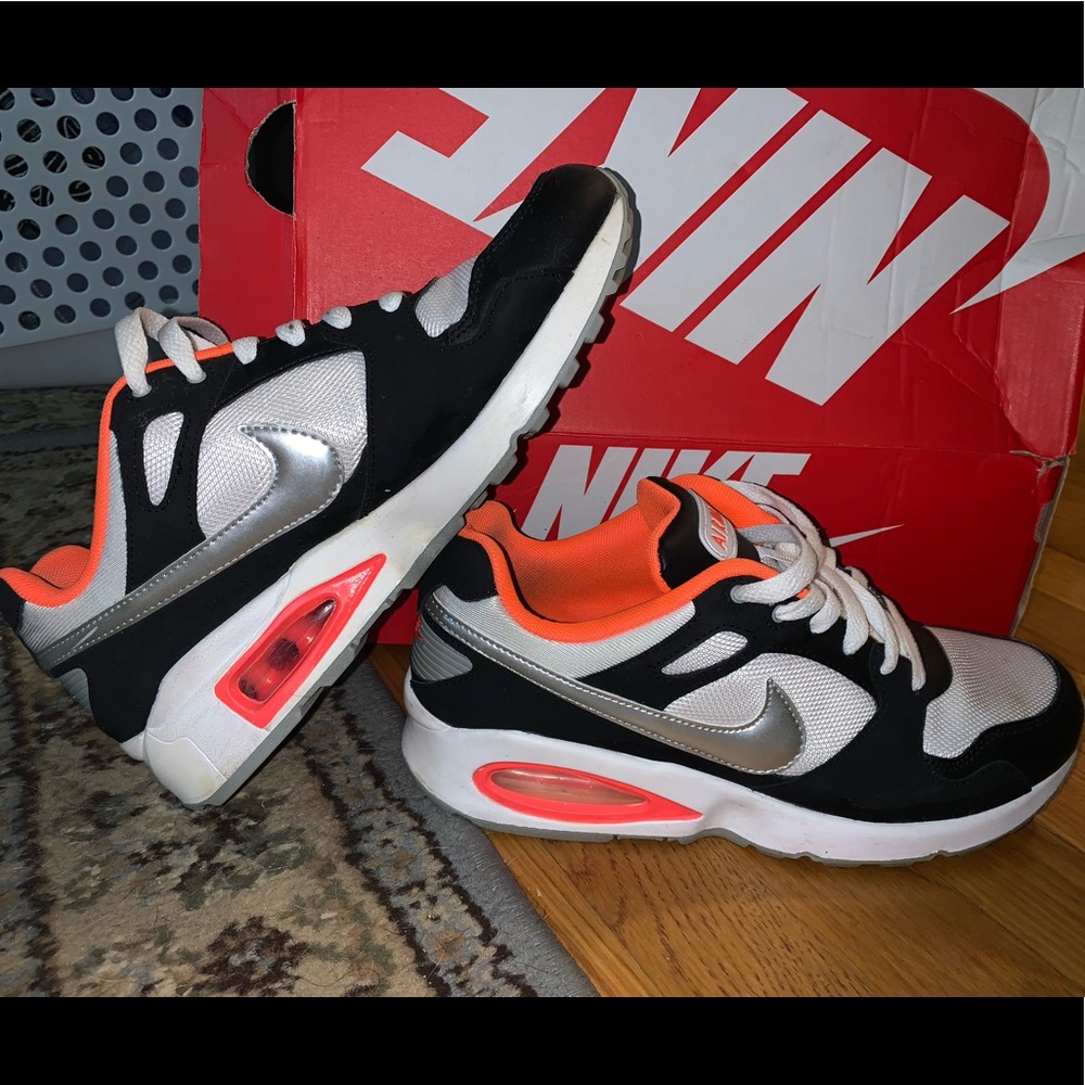 Nike international air max